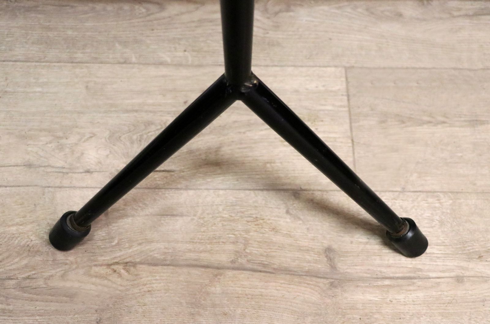photo vintage A Lovely Retro Dropleaf Dining Table With Melamine Or Formica Granite Effect.