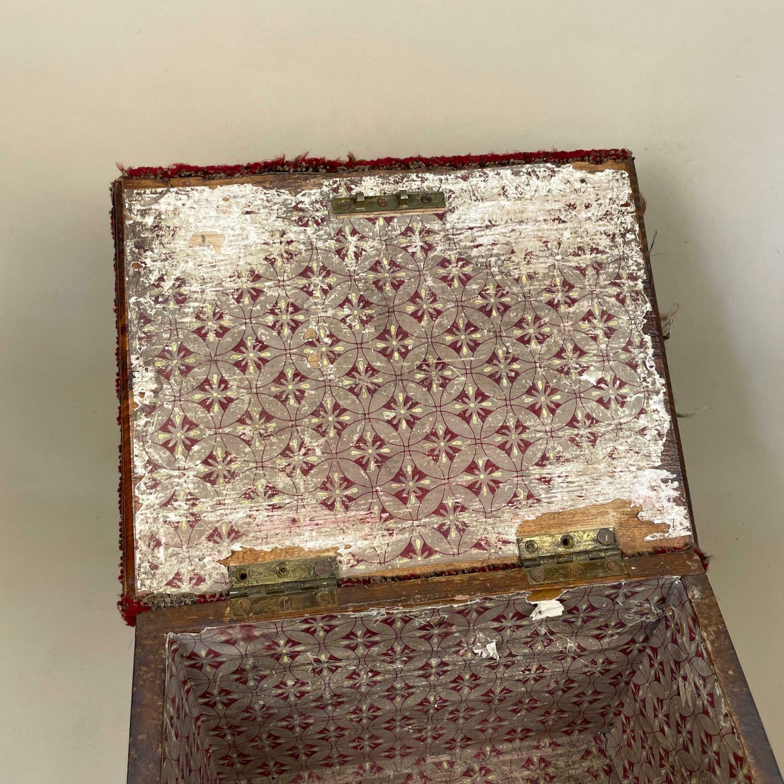 photo furniture Antique Wooden Chest Trunk Box With Carpet Fabric Kilim Top Rectangle Lid Lidded Vintage Storage Box Toys Table Top Handmade Rustic Red