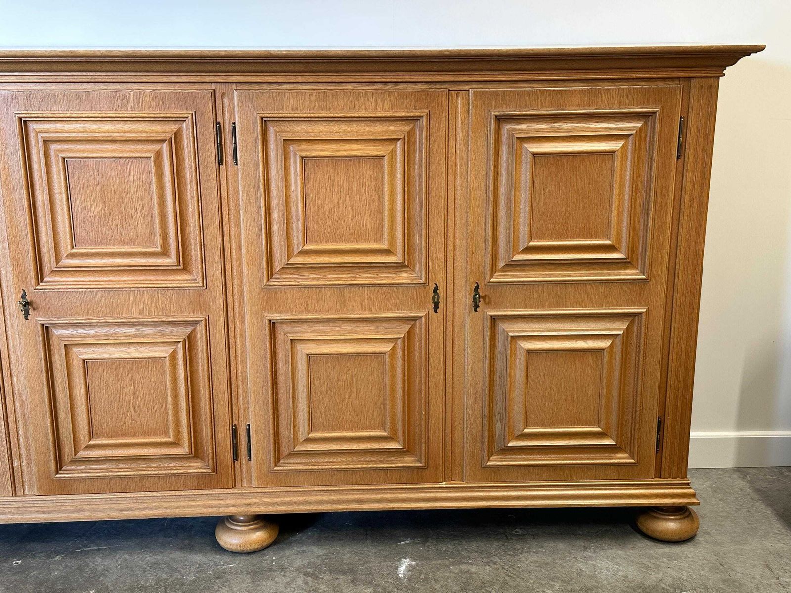 Midden 20e Eeuw Massief Eiken Brutalist Dressoir. photo Meubels