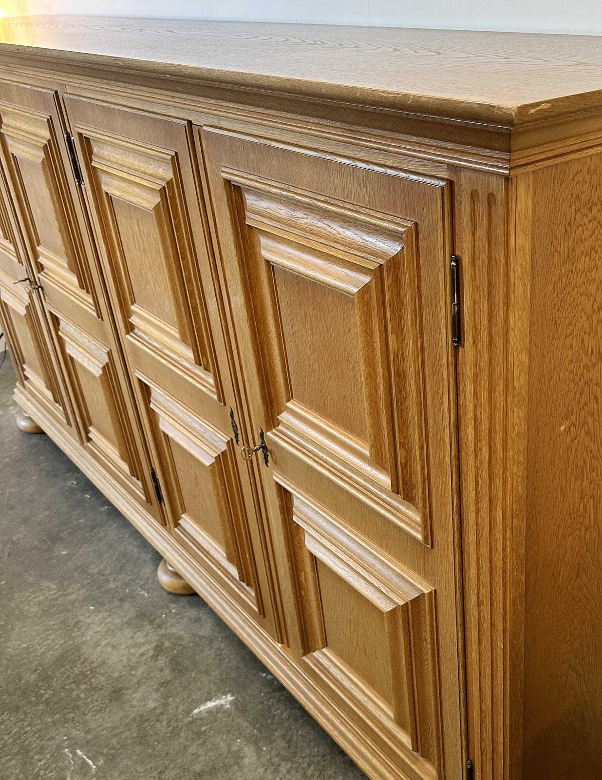 Midden 20e Eeuw Massief Eiken Brutalist Dressoir. photo vinterior