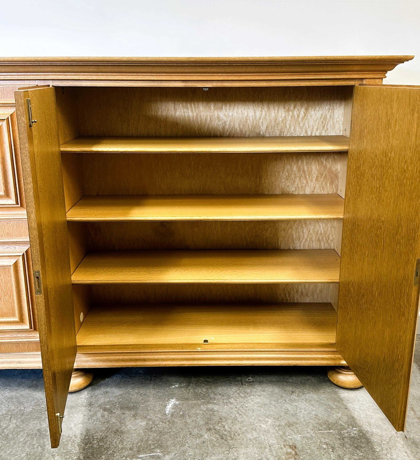 photo for sale Midden 20e Eeuw Massief Eiken Brutalist Dressoir.