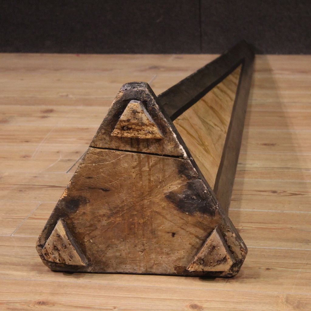 Great Painted Wooden Obelisks From The 20th Century photo vinterior