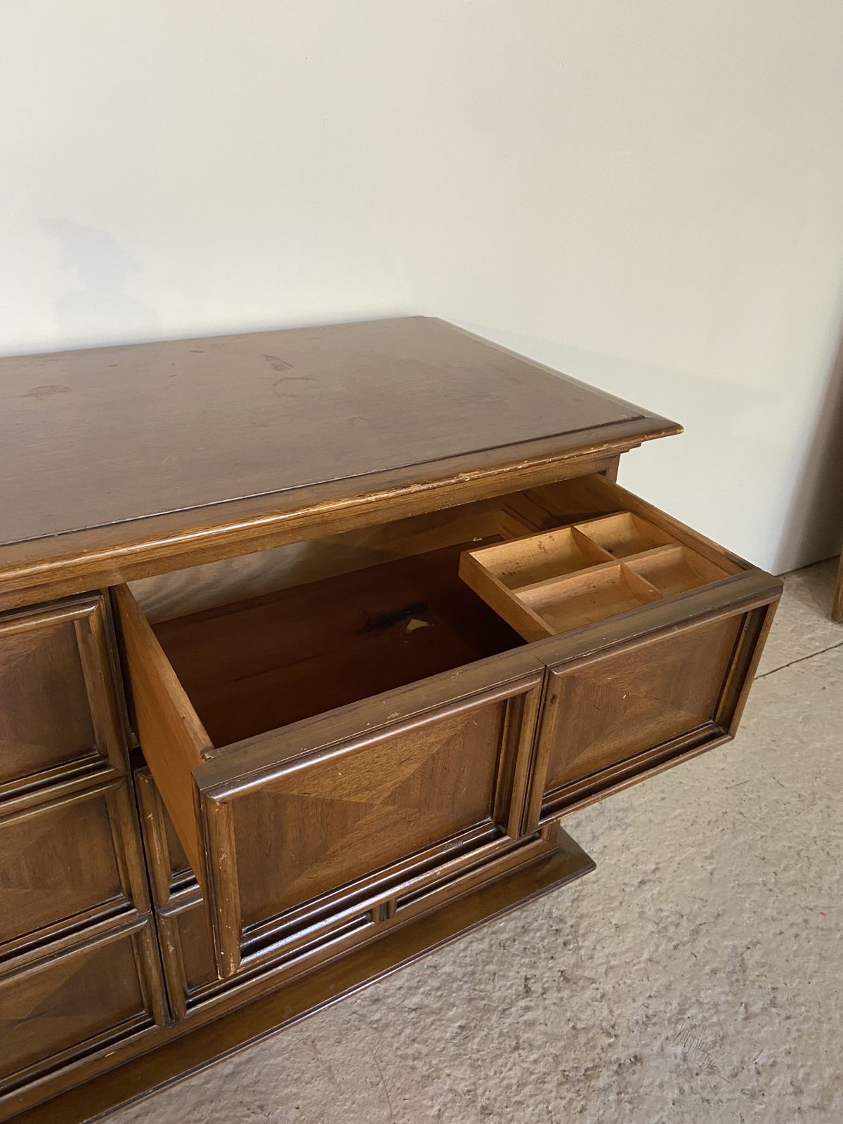 photo vinterior Rare Thomasville Late 60’s Bedroom Dresser & Mirror