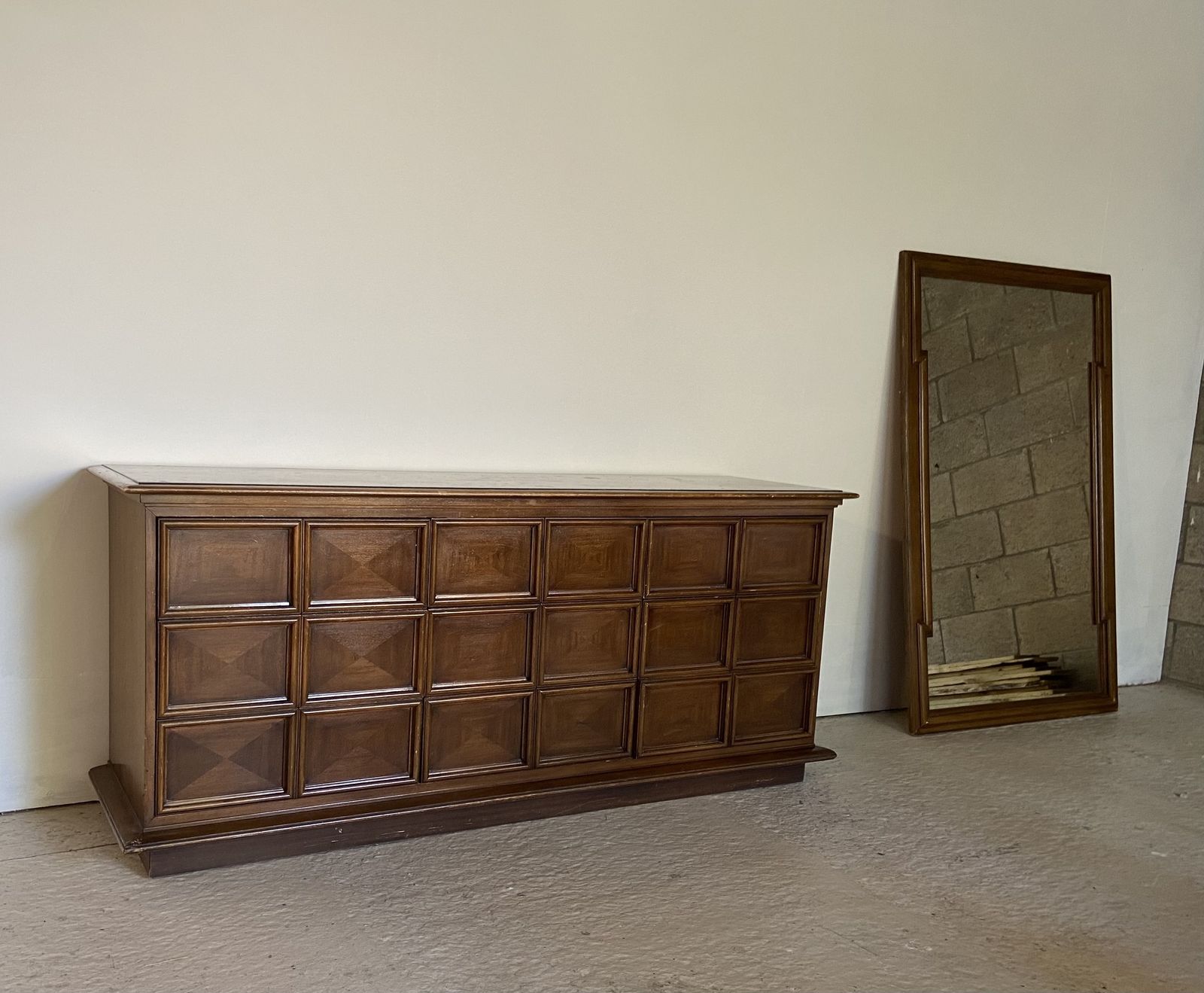 photo vintage Rare Thomasville Late 60’s Bedroom Dresser & Mirror
