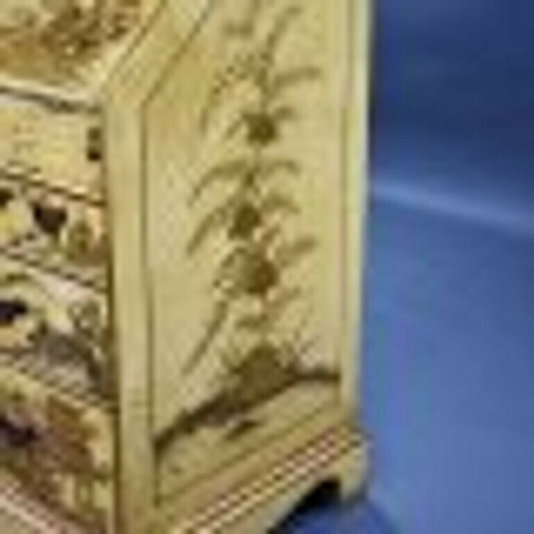 5750.0 18th Century Chinoiserie Bureau photo