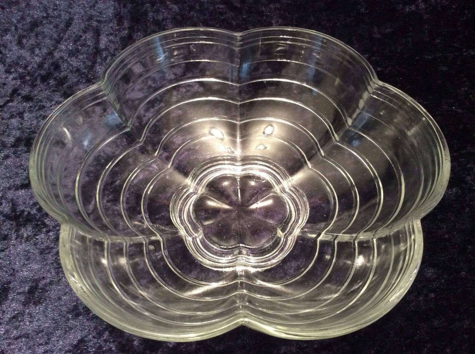1950s Set Of 7 Glass Dessert Bowls, Large 8” Glass Fruit Bowl And 6 Small 5” Sundae Dishes, Vintage Bowls, 1950s Glass Bowls, Flower Shaped photo vinterior