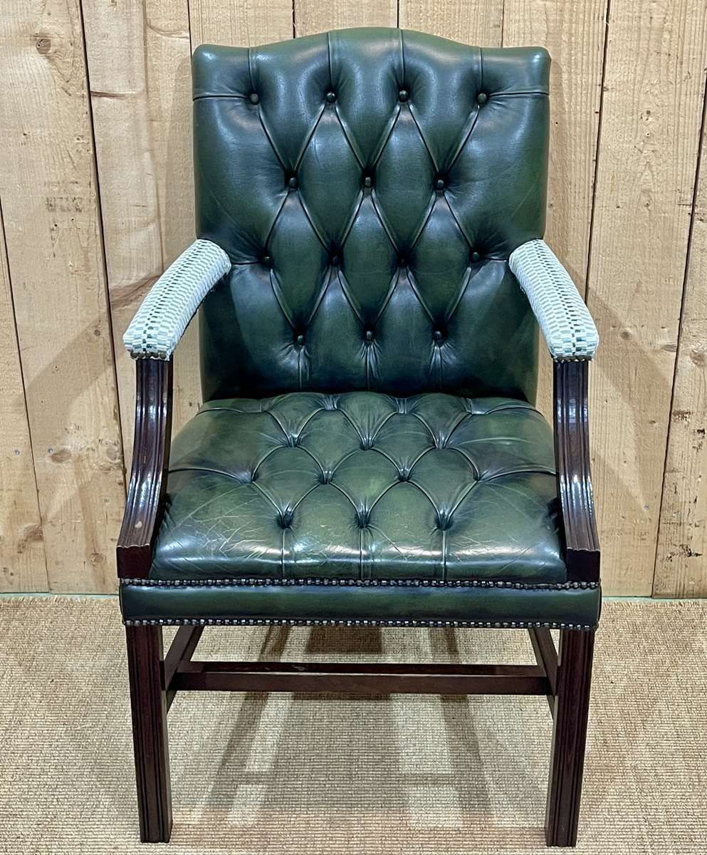 English Chesterfield Leather Armchair From The 70s photo 580.0