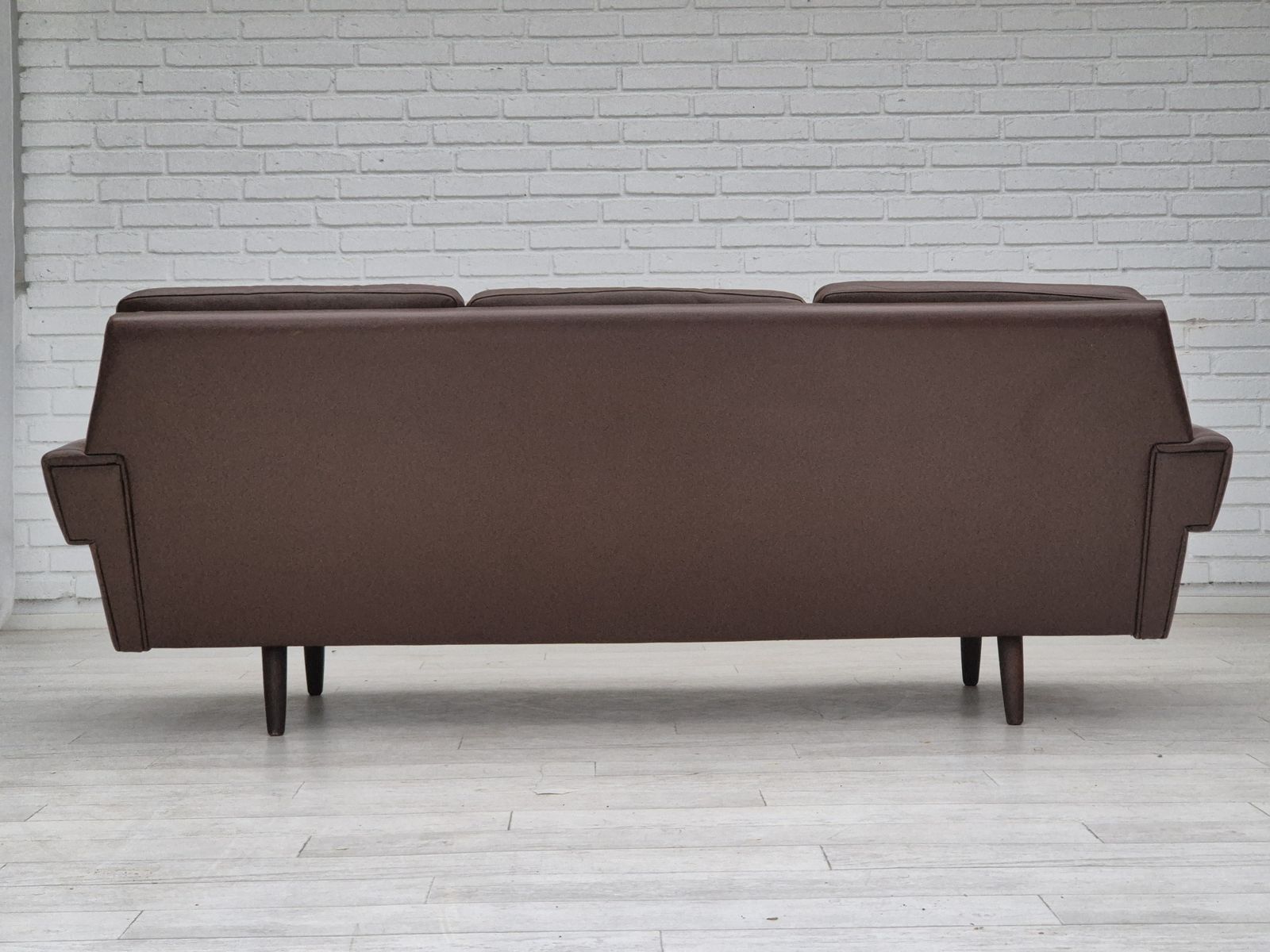 photo for sale Deens 3 Zitsbank, Jaren 1970, Bruinleren Bekleding, Goede Staat.