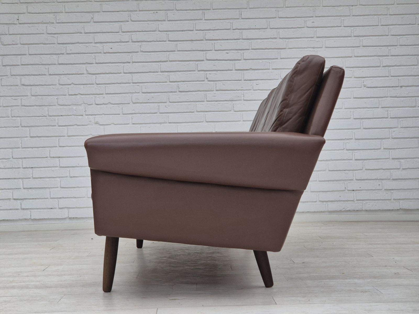 Meubels Deens 3 Zitsbank, Jaren 1970, Bruinleren Bekleding, Goede Staat. photo