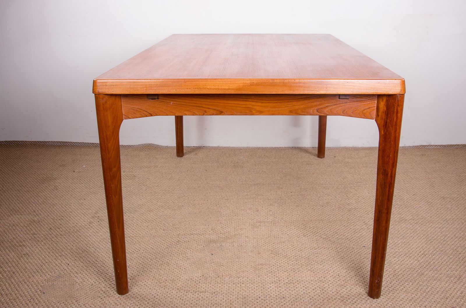 2500.0 Table à manger danoise extensible en teck par Henning Kjaernulf pour Vejle Stole, 1960. photo