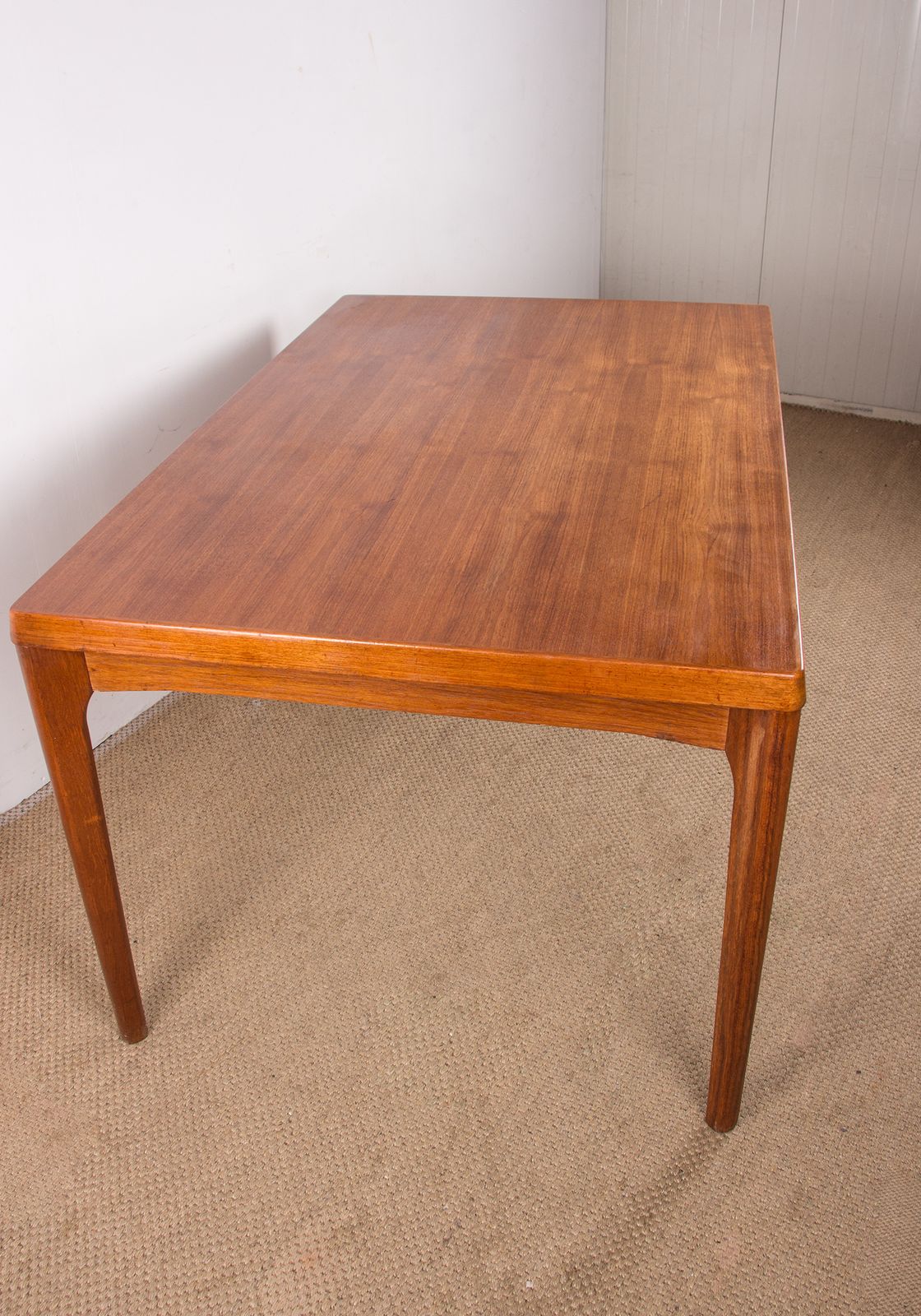 photo vinterior Table à manger danoise extensible en teck par Henning Kjaernulf pour Vejle Stole, 1960.