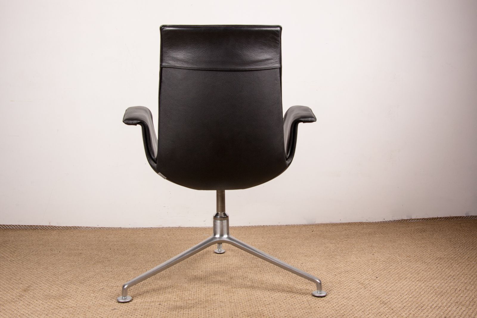 Fauteuil danois en cuir noir et acier chromé, modèle Fk 6725 ou « Tulip Chair », par Preben Fabricius et Jørgen Kastholm pour Walter Knoll photo vinterior