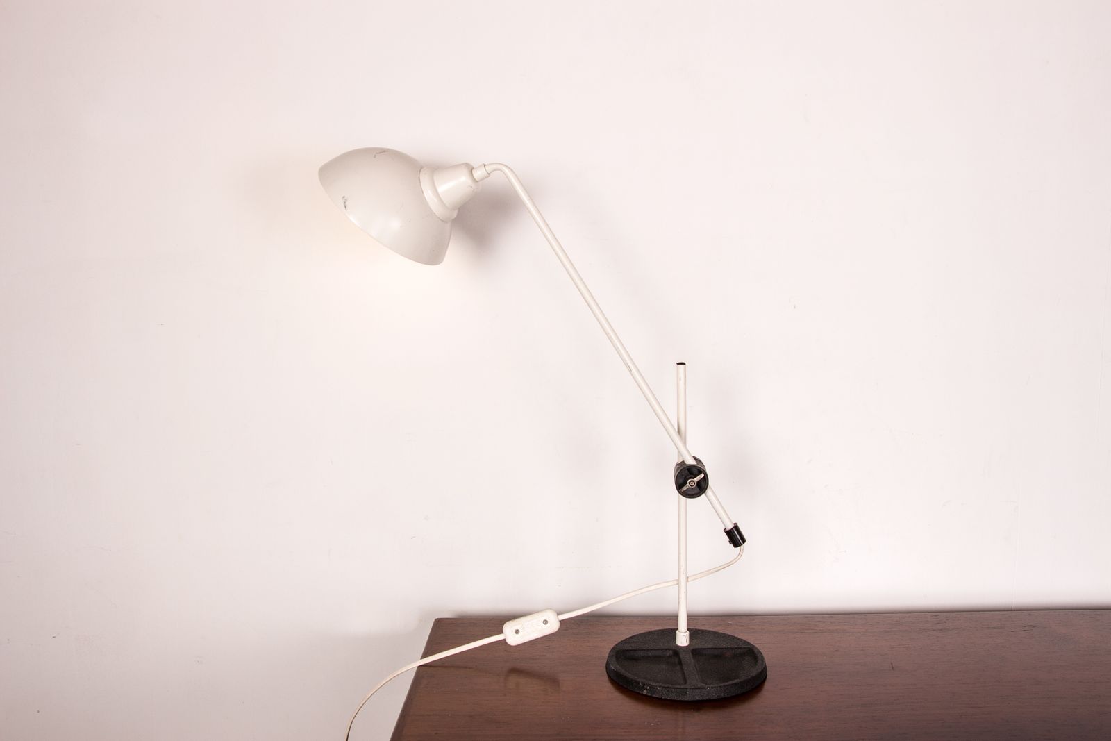 Importante lampe de bureau orientable en métal blanc, 1960 photo furniture