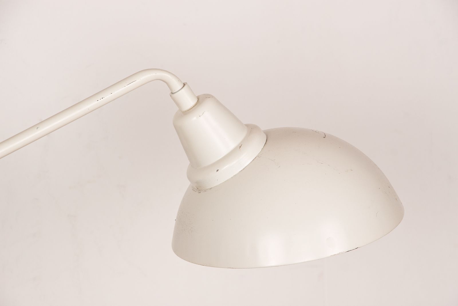 Luminaires Importante lampe de bureau orientable en métal blanc, 1960 photo