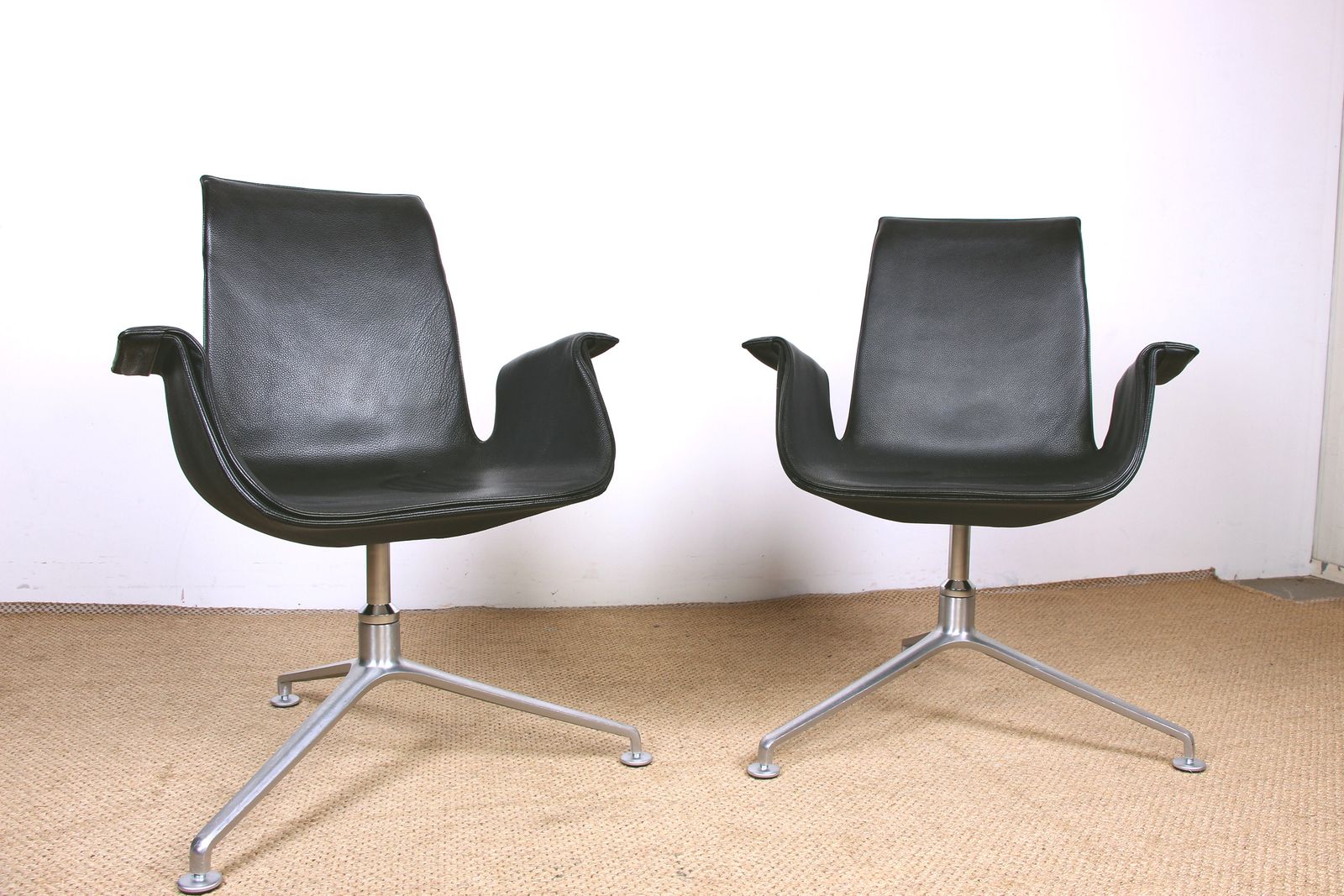Paire de fauteuils danois en cuir noir et acier chromé, modèle FK 6725 ou « Tulip Chair », par Preben Fabricius et Jørgen Kastholm pour Walter Knoll photo furniture