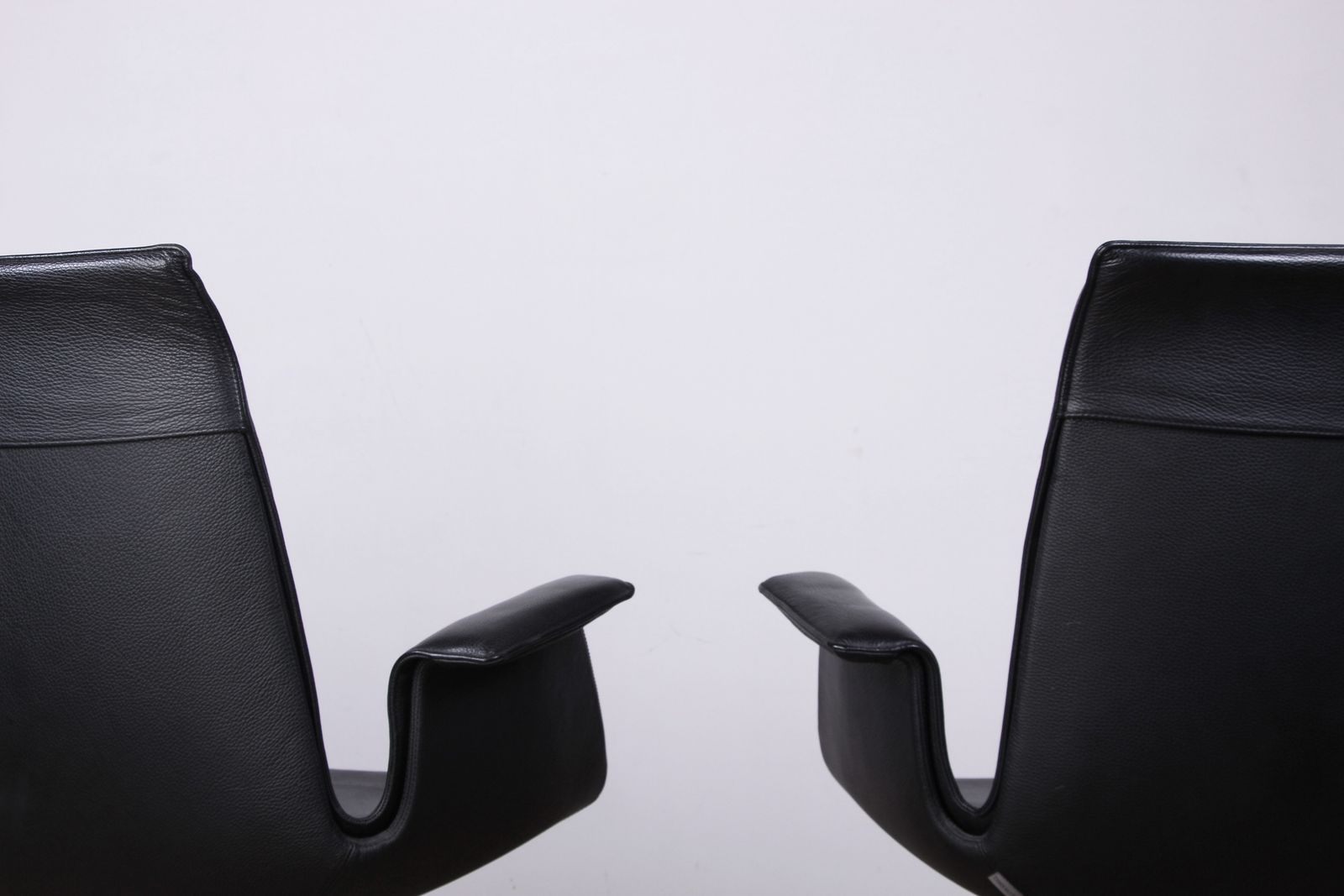 Paire de fauteuils danois en cuir noir et acier chromé, modèle FK 6725 ou « Tulip Chair », par Preben Fabricius et Jørgen Kastholm pour Walter Knoll photo Mobilier