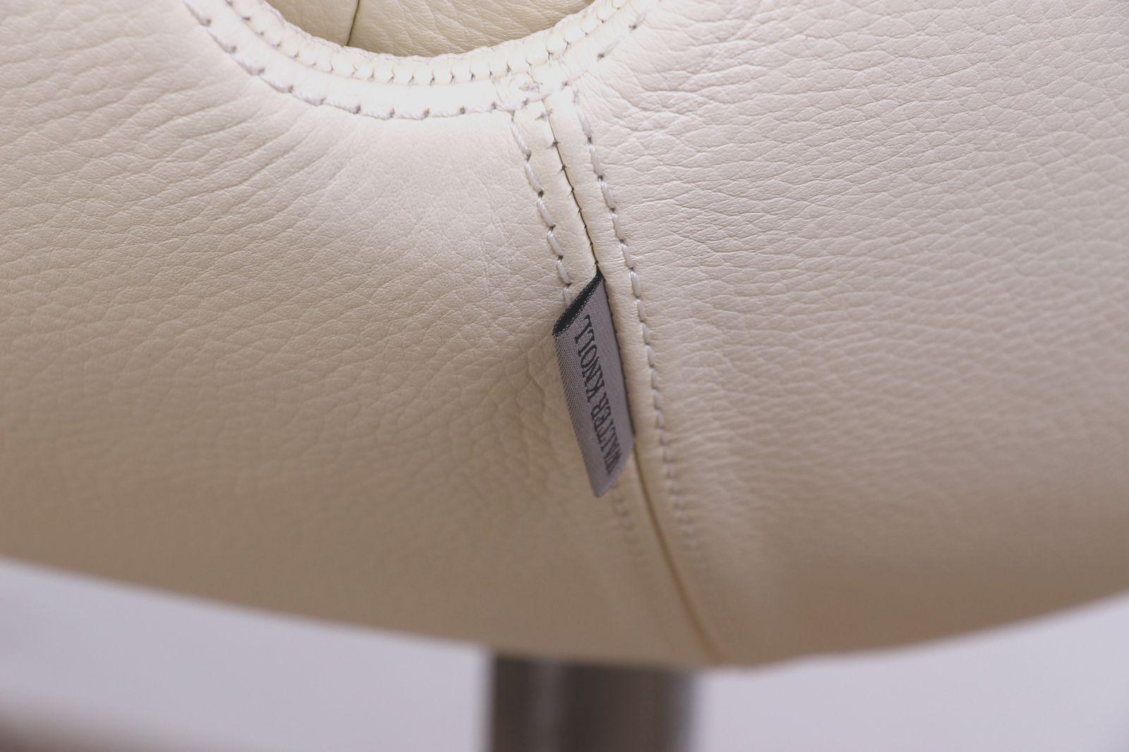 photo furniture Paire de fauteuils danois en cuir blanc et acier chromé, modèle FK 6725 ou « Tulip Chair », par Preben Fabricius et Jørgen Kastholm pour Walter Knoll