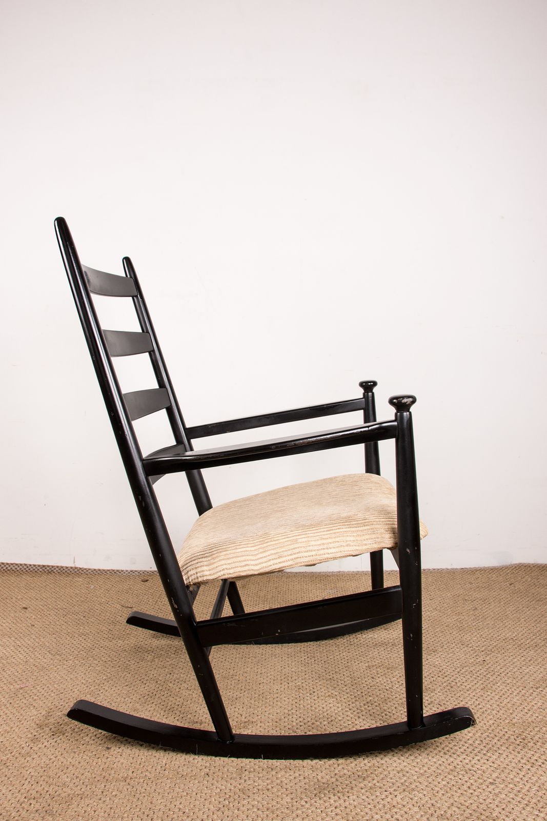photo vinterior Rocking chair danois en teck laqué et tissu, modèle 218, par Thomas Harlev pour Farstrup Savvaek, 1960.