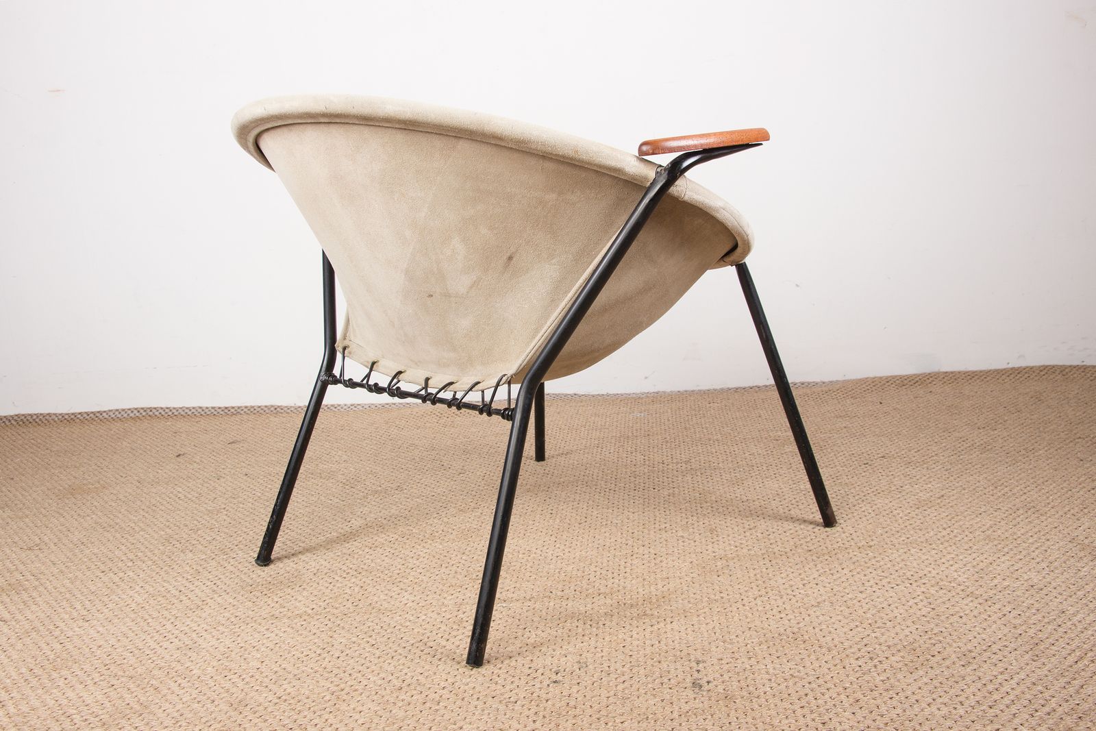 photo furniture Fauteuil danois en cuir, acier et teck, modèle Balloon, par Hans Olsen, 1960.