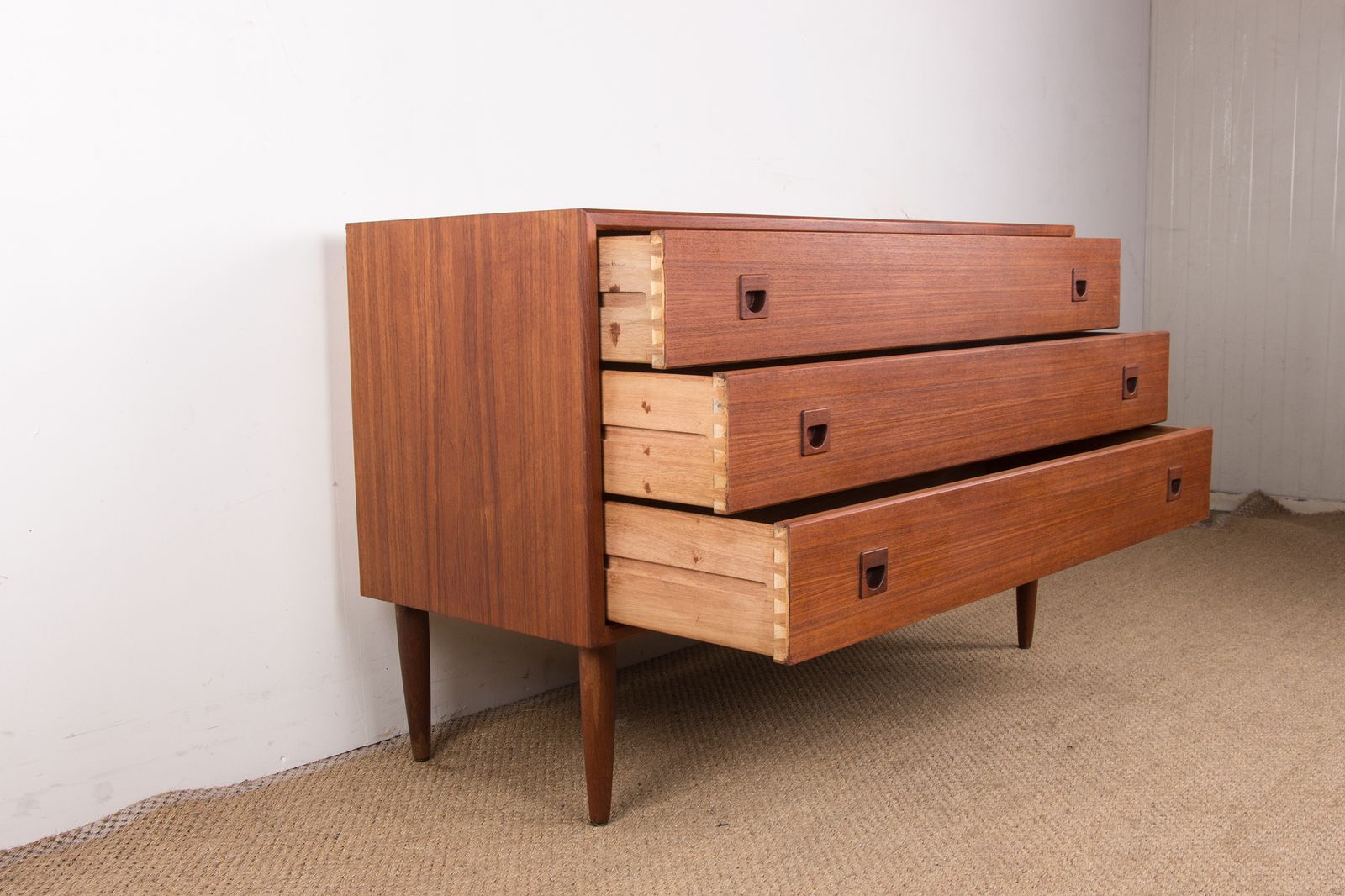 Commode danoise ou petit buffet en teck, 3 grands tiroirs, 1960. photo vintage