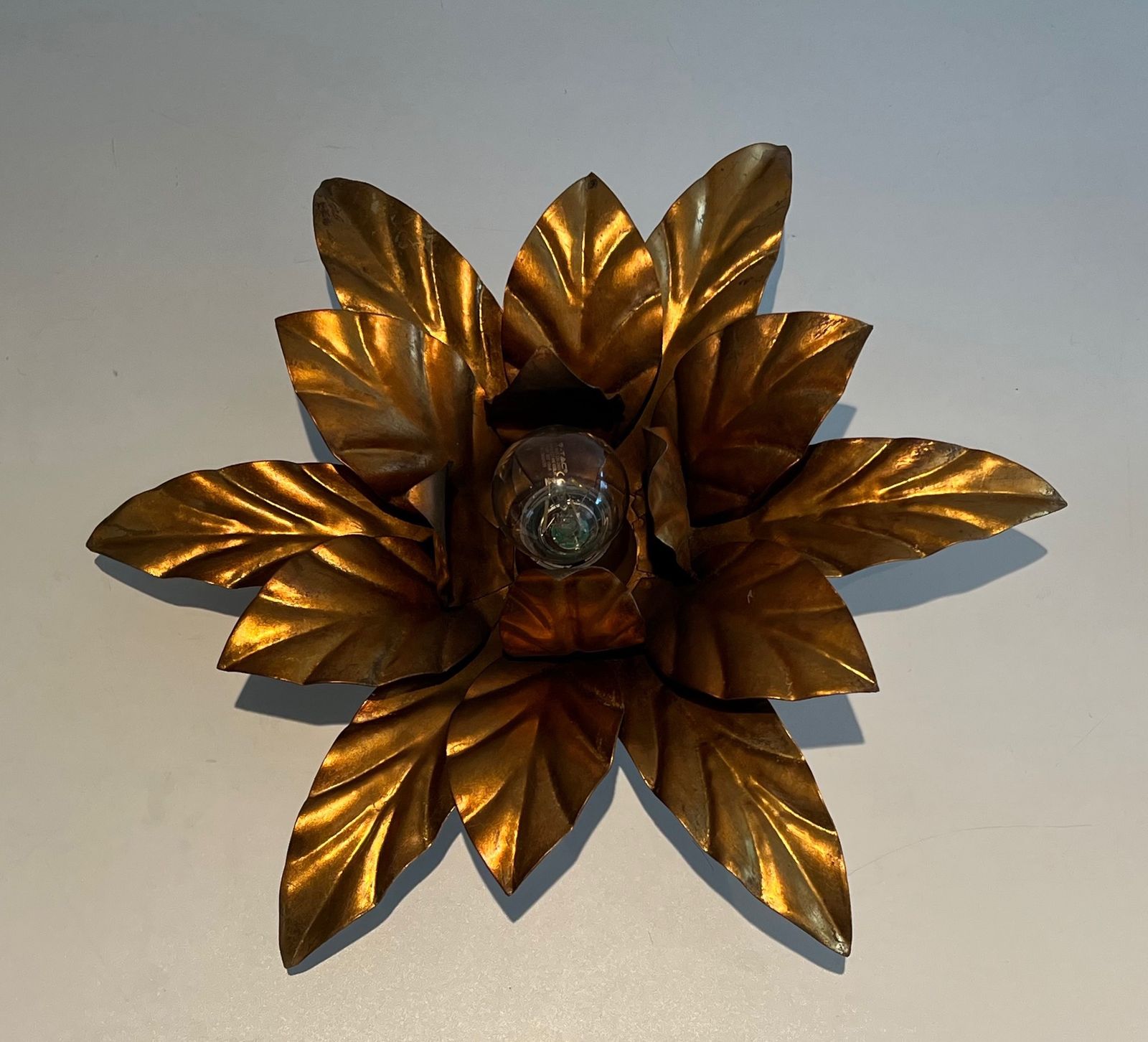 photo vintage Flower Wall Lamp In Gold Metal In The Style Of Maison Jansen