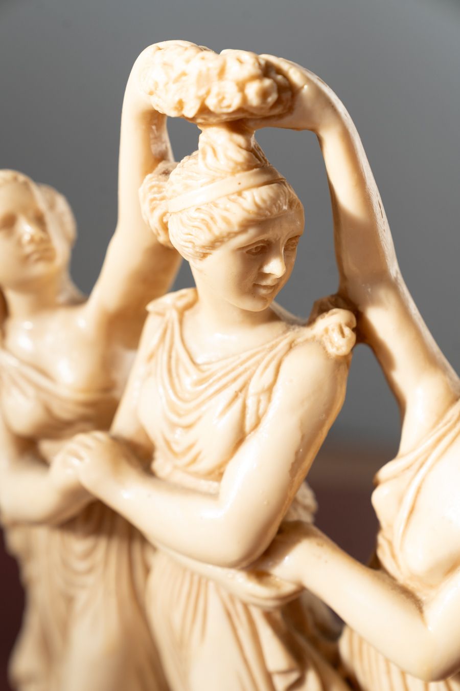 photo furniture Pair Of 1970s/80s Resin Sculptures – Classical Art Figurines In Ivory Finish