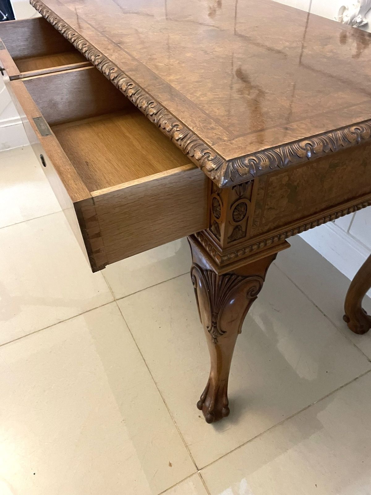 photo vinterior Outstanding Quality Antique Burr Walnut Freestanding Standing Hall Table