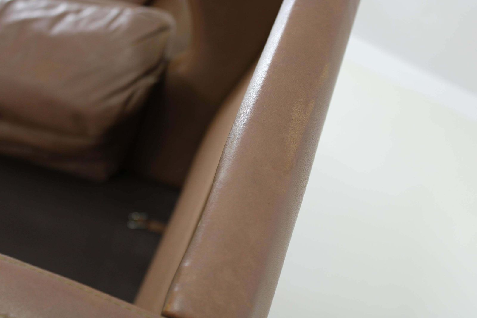 photo vinterior 1970s Pair Of Brown Leather Armchairs, Denmark