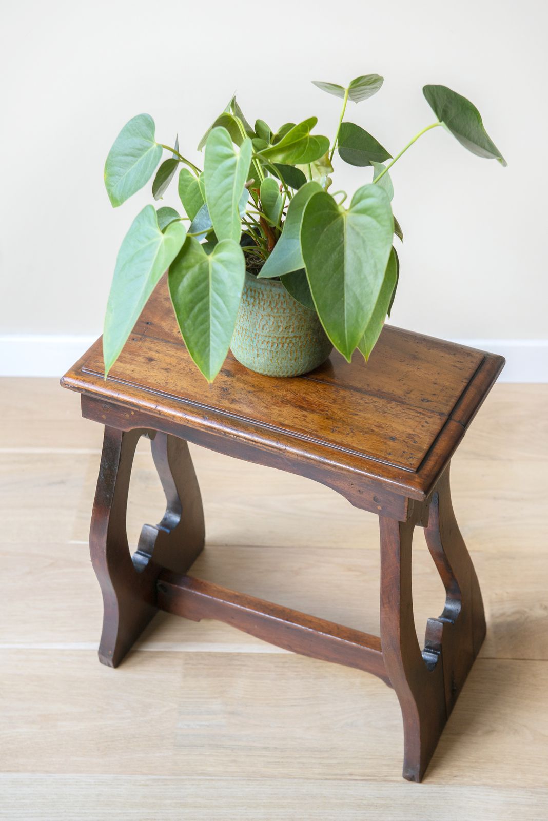 Tabouret d'époque en acajou, table d'appoint Arts and Crafts sculptée à la main, art populaire primitif, support de plante rustique photo for sale