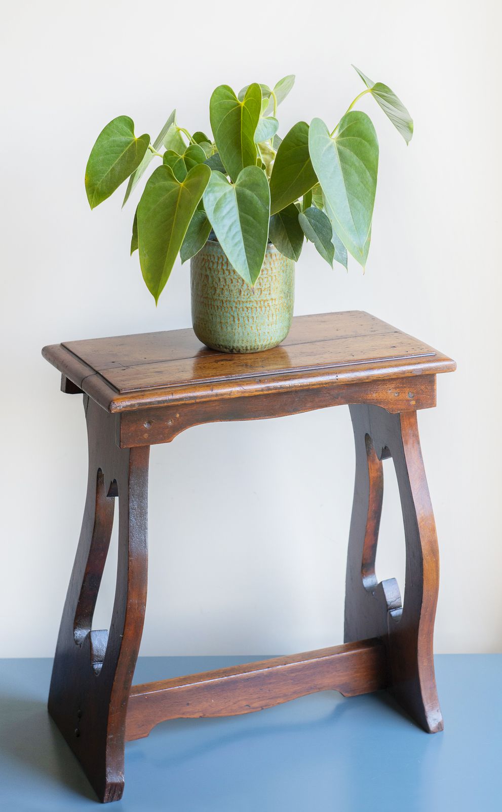 photo vinterior Tabouret d'époque en acajou, table d'appoint Arts and Crafts sculptée à la main, art populaire primitif, support de plante rustique