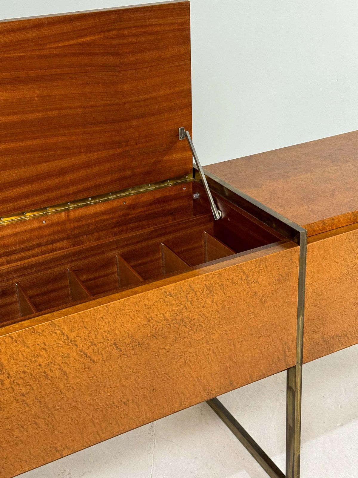 photo buy Monumentaal Mid Century Dressoir In Wortelhout En Messing