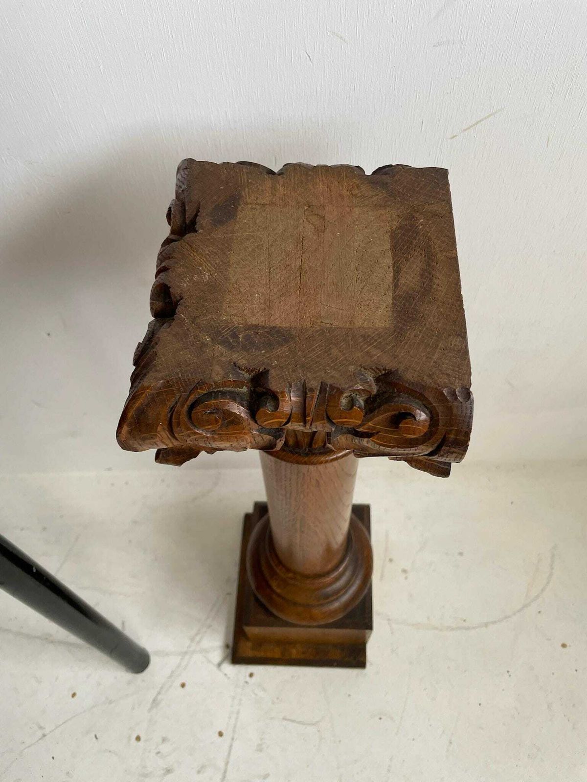 photo furniture Wooden Column Plinth With Carved Acanthus Leaf Detail At The Top