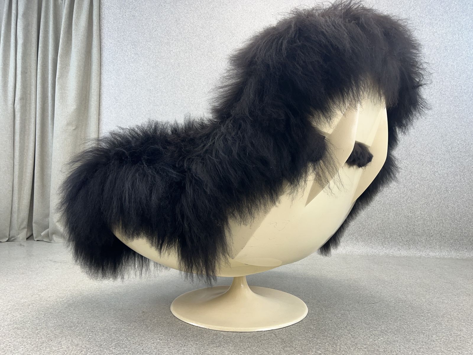 Sheepskin Lurashell Space Age Swivel Chair Chaise Longue Fluffy Furry Yetti photo vintage
