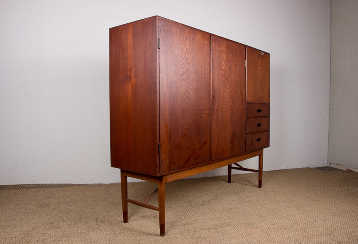photo furniture Buffet haut danois en teck et chêne, par Kurt Ostervig pour Randers Mobelfabrik, 1960.