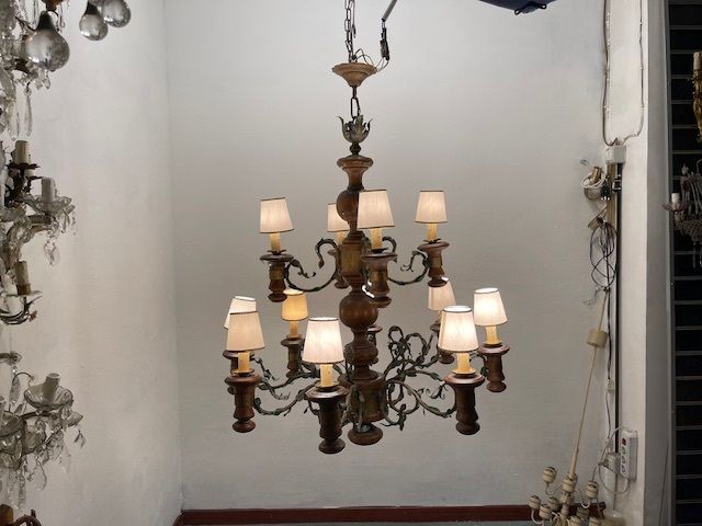 photo vintage Large Wooden Tole Rustic Chandelier
