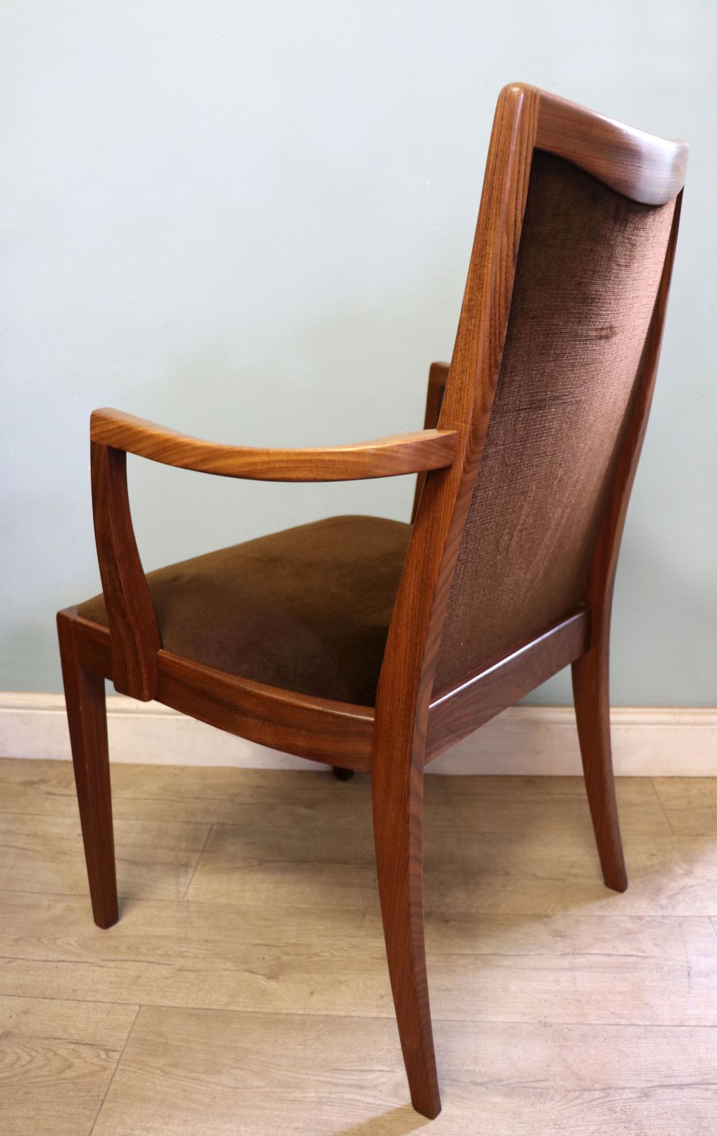 photo vintage A Lovely Set Of Four Mid Century G Plan Carver Or Armchairs From A Design By Lesley Dandy.