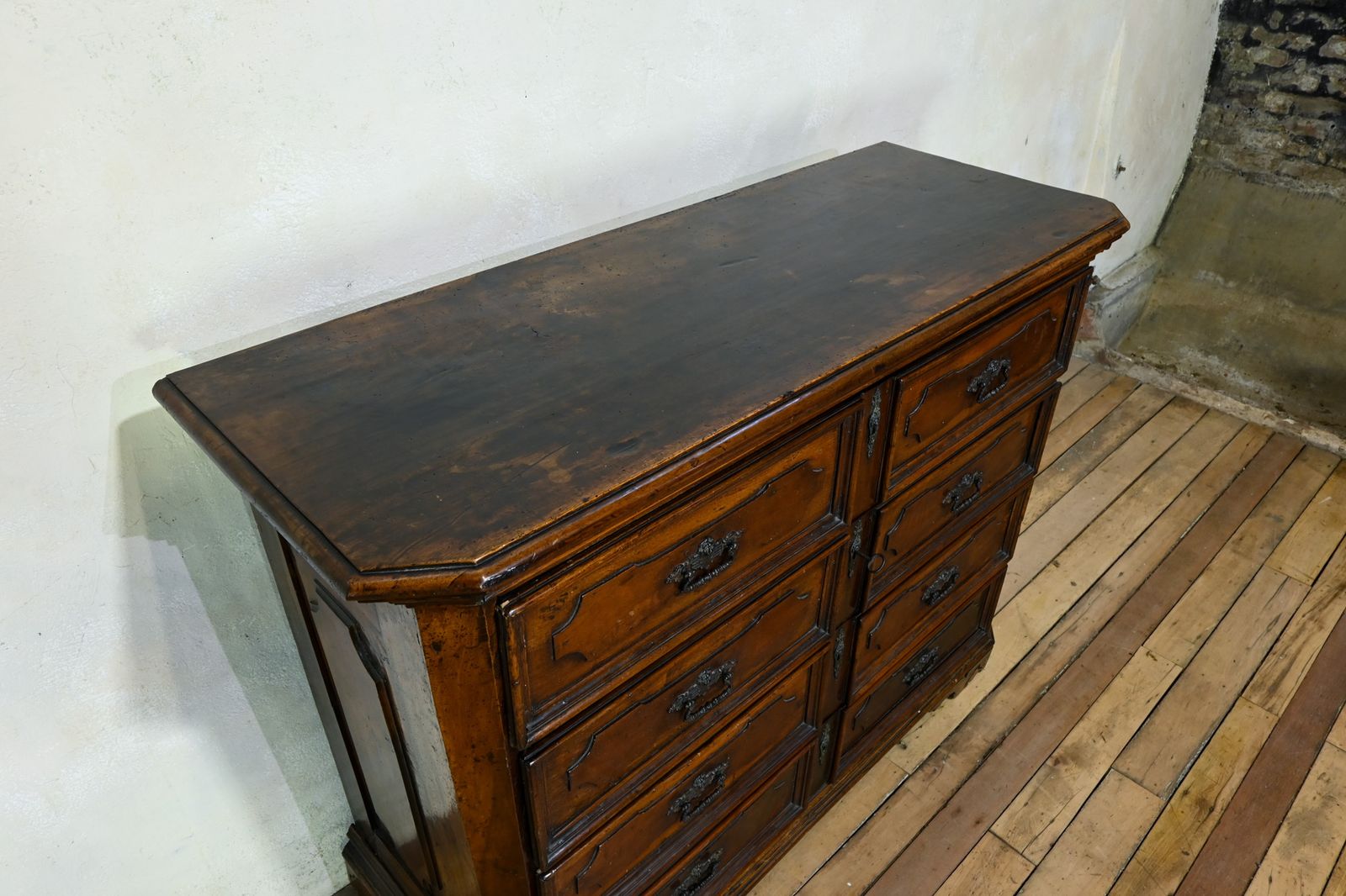 A Majestic 18th Century North Italian Walnut Commode From The Lombardi Region photo vinterior