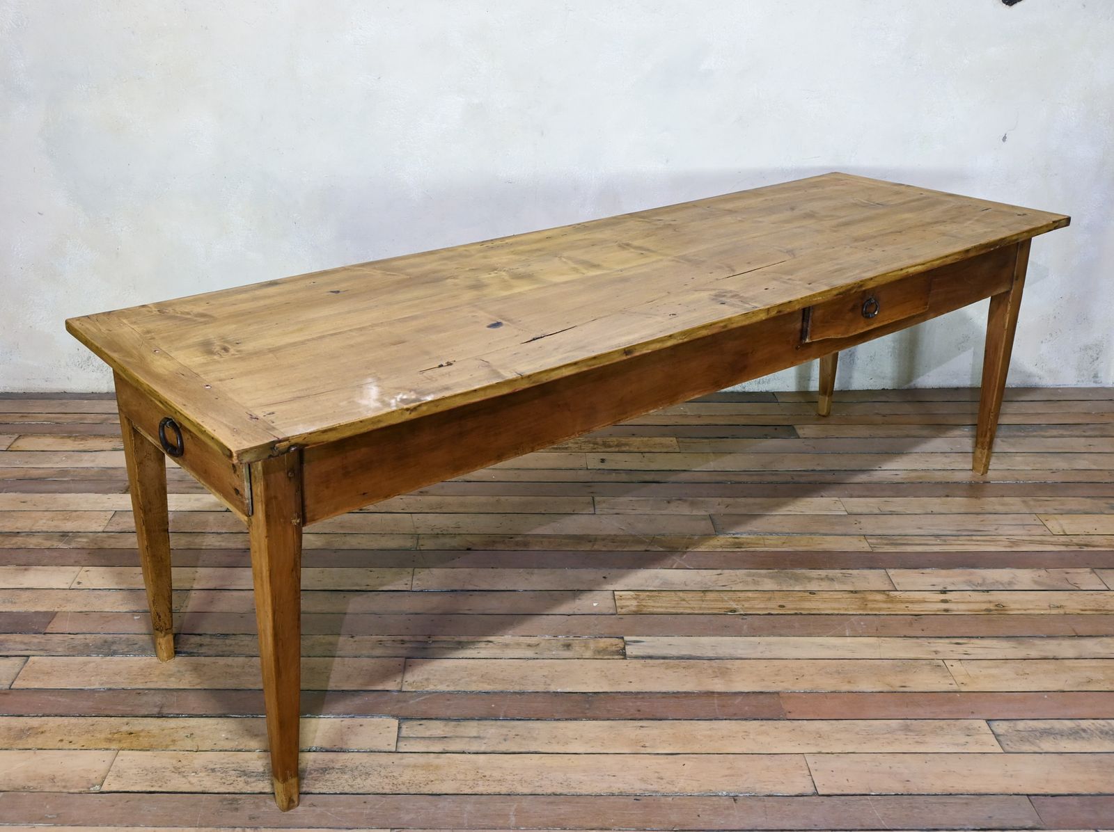 photo vinterior A Large 19th Century French Fruitwood Farmhouse Table
