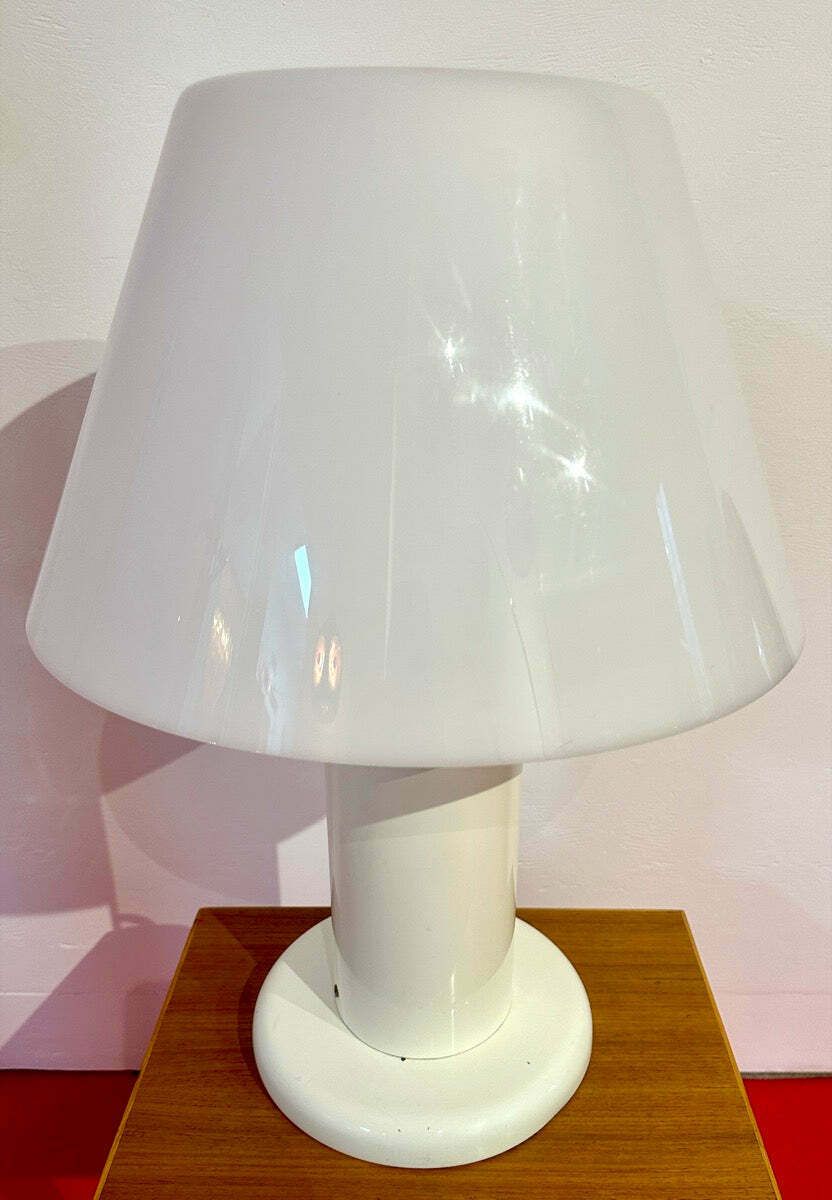 photo vinterior 1970s Italian Guzzini White Lacquered Metal Table Lamp