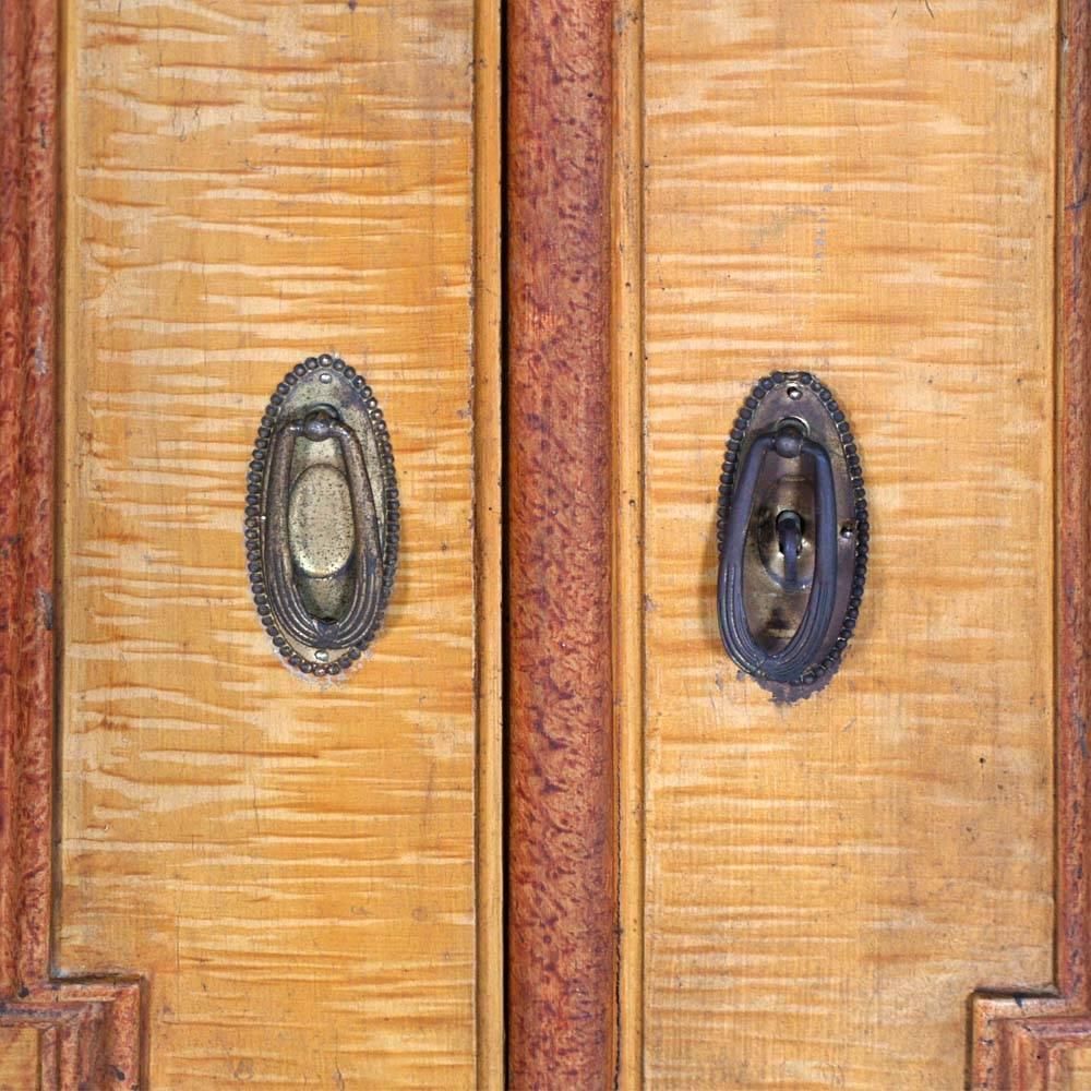 Antieke Oostenrijkse neoklassieke kledingkast in massief hout met gelakt houtimitatie-fineer photo vintage
