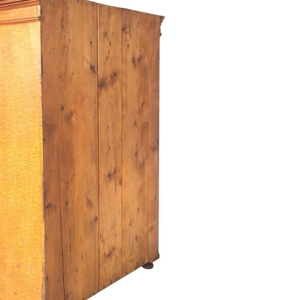 photo furniture Antieke Oostenrijkse neoklassieke kledingkast in massief hout met gelakt houtimitatie-fineer