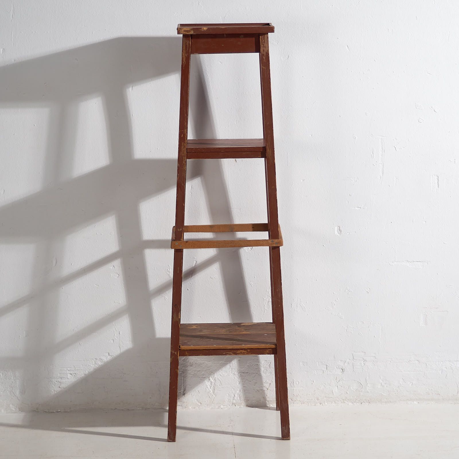 Garnet Red Antique Plant Stand (C.1920) photo vinterior