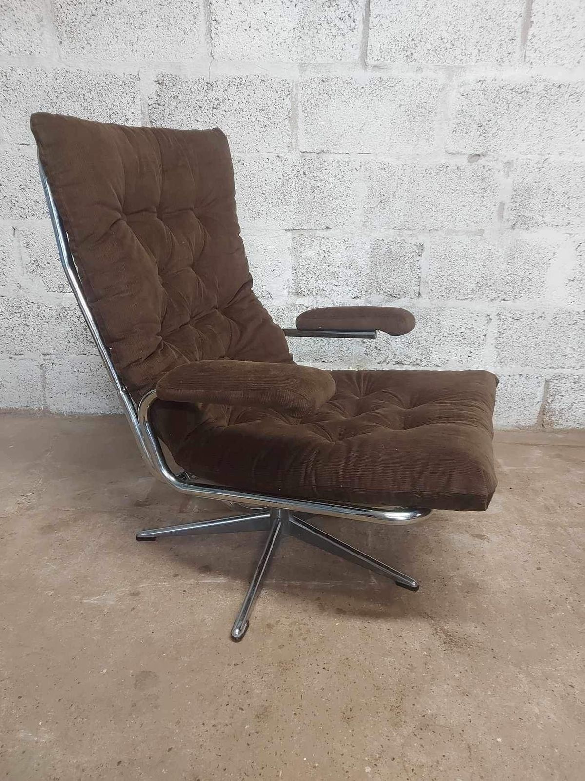 Mid Century Retro Peter Hoyte   Chrome Framed Swivel Armchairs photo vinterior