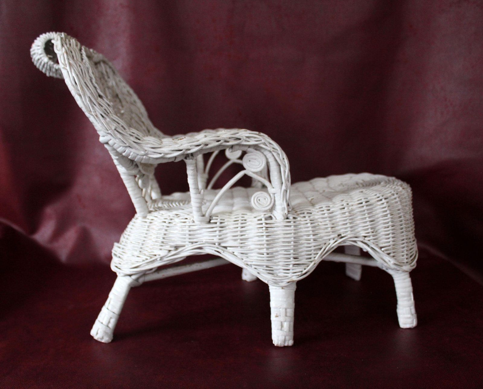 photo furniture Vintage Franse miniatuur rieten stoel in wit, loungestoel, bamboegevlochten, poppenstoel, decoratie, standaard, miniatuurmeubel, teddybeerstoel