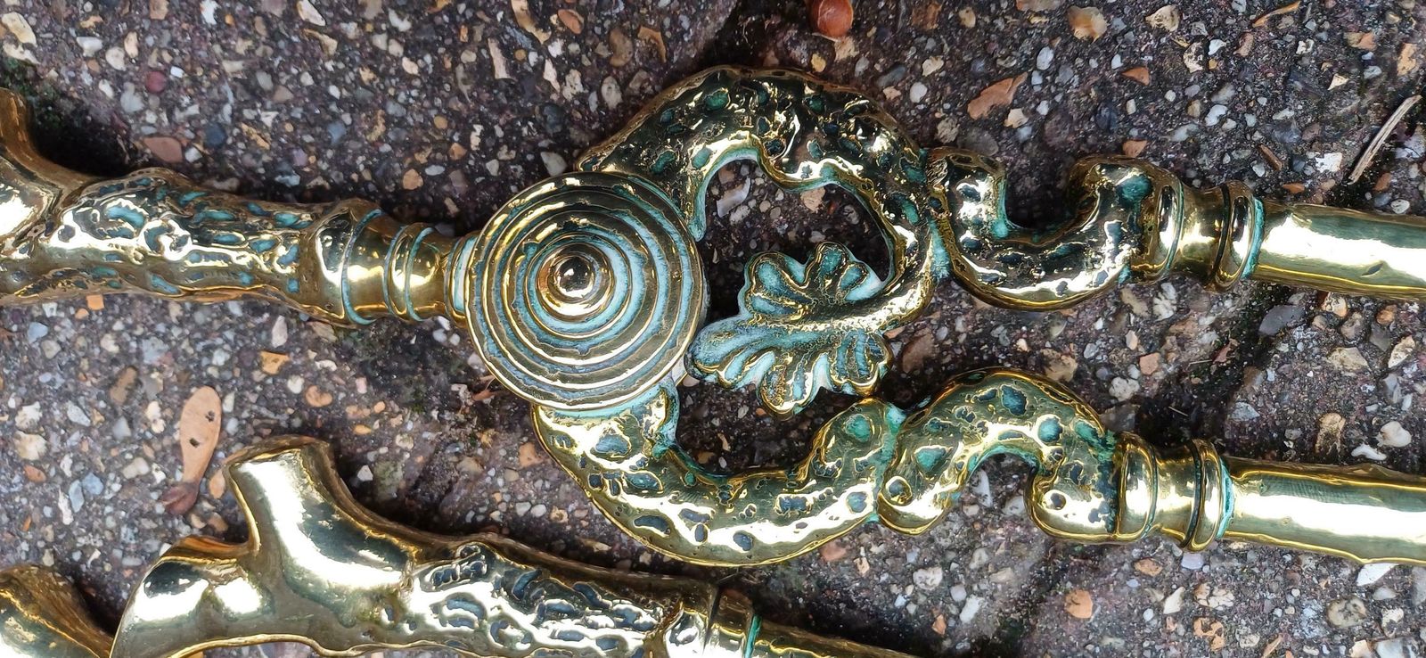photo furniture Large Restored Victorian Brass Fender With Matching Fire Irons Superb Quality And Beautifully Preserved