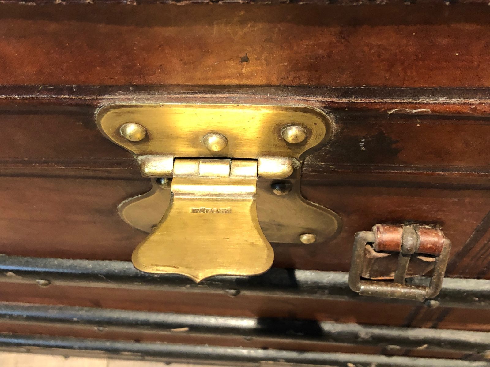 photo vintage Domed Travel Trunk In Leather, Wood And Brass