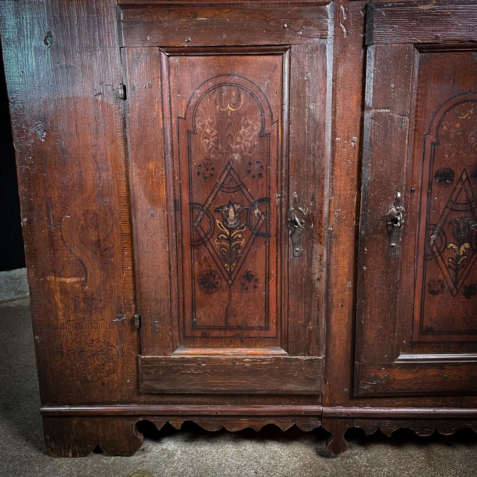 photo vinterior Country 18th Century Swedish Folk Art Wardrobe