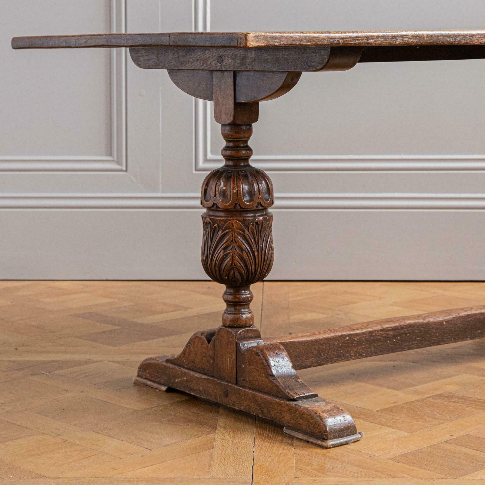 Elizabethan Style Dinning Table photo furniture