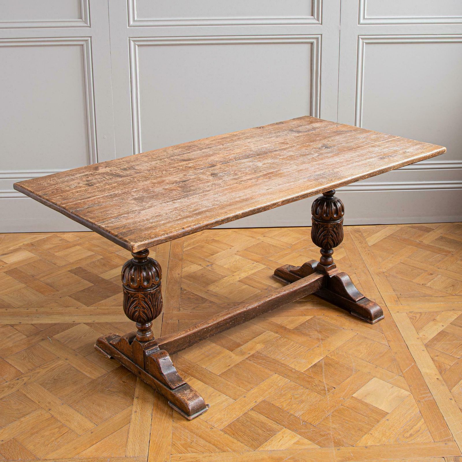 Elizabethan Style Dinning Table photo Furniture