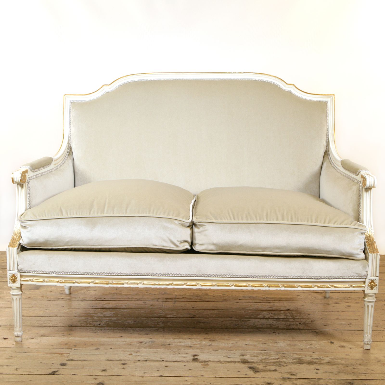 A Louis Style Canapé Settee In Holland & Sherry Velvet And Lizzo Embroidered Linen photo vintage